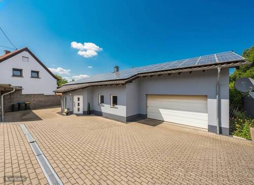 Straßenansicht - Modern. Ebenerdig. Durchdacht. - 395.000,00&nbsp;EUR Kaufpreis, ca.&nbsp; 111,40&nbsp;m&sup2;&nbsp;Wohnfl&auml;che