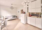 Wohnraum/Küche - Beste Lage Rethelstraße: modernisierte 2-Zi.-Whg, offene Küche, voll möbliert, sonnige Süd-West-Terrasse