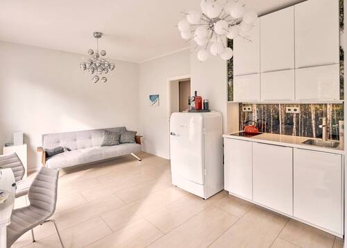 Wohnraum/Küche - Beste Lage Rethelstraße: modernisierte 2-Zi.-Whg, offene Küche, voll möbliert, sonnige Süd-West-Terrasse