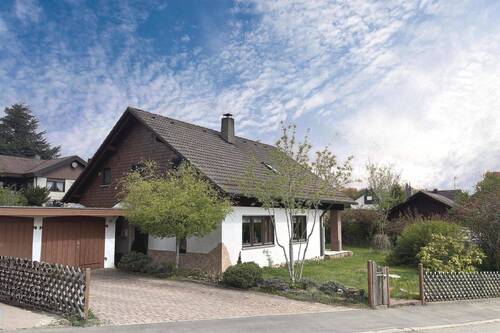 Hausansicht - Charmantes Einfamilienhaus mit großem Garten in idyllischer Lage