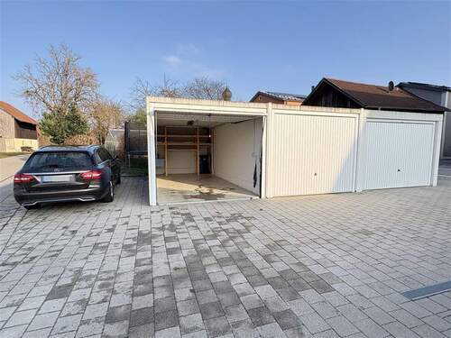 Garage + Stellplatz - 