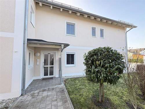 Hauseingang - Etagenwohnung mit 93,30 m&sup2; in Bad Füssing zum Kaufen