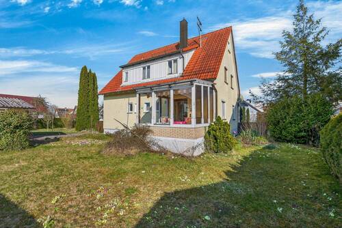 Außenansicht - Großzügiges Ein-Zweifamilienhaus mit Gartenidylle - viel Platz, viel Potenzial in Weidenstetten