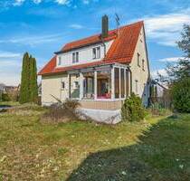 Großzügiges Ein-Zweifamilienhaus mit Gartenidylle - viel Platz, viel Potenzial in Weidenstetten