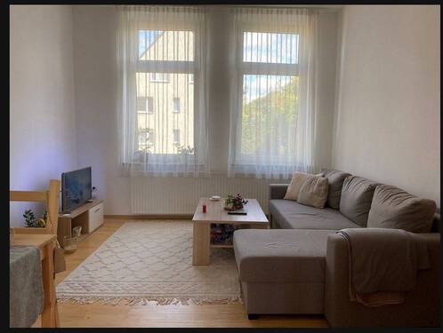 Wohnzimmer - Modernisierte Wohnung mit zwei Zimmern und EBK in Bochum