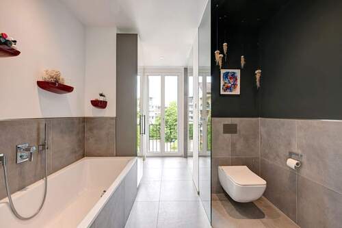 Masterbad der Extraklasse! Gehobene Materialien in Verbindung mit natürlichem Licht erstrahlen zur Wellnessoase - 