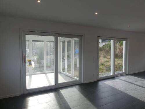 Wohnzimmer und Ausgang zum Wintergarten sowie Gartenbereich - 