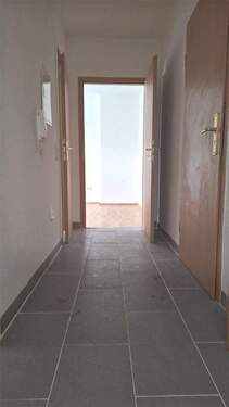 Flur (Blick zum Schlafzimmer) - 2 Zimmer Etagenwohnung zur Miete in Weißenfels