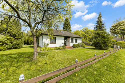 Außenansicht_seitlich - Ihr Projekt im Grünen: Lichtdurchfluteter Bungalow mit 940 m² Gartenidylle und Raum zur Entfaltung
