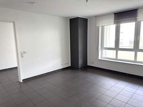 Wohnraum, Loggia hinter Fensterfront - 
