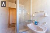 Bad mit Dusche - 