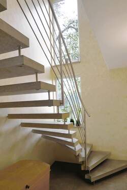 Treppe ins Untergeschoss - 
