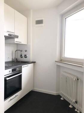 Küche - Stilvolle 1-Zimmer-Wohnung mit Einbauküche und Balkon in Unterbilk-Hafen