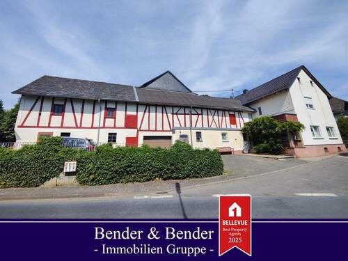 Hausansicht - Landwirtschaftliches Anwesen mit Stall, Scheune und Paddock zur Pferdehaltung!