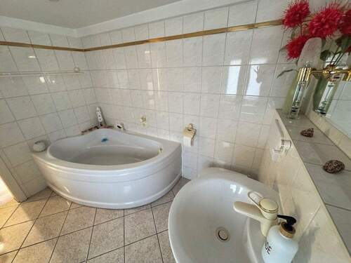 gefliestes Wannenbad OG - 