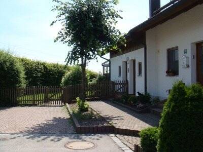 Hauseingang mit Stellplatz - Etagenwohnung mit 140,00 m&sup2; in Bad Birnbach zur Miete