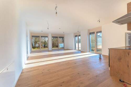 Blick von der offenen Küche in den Wohn- und Essbereich - 