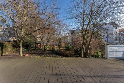 Blick von der Terrasse in den Garten - 