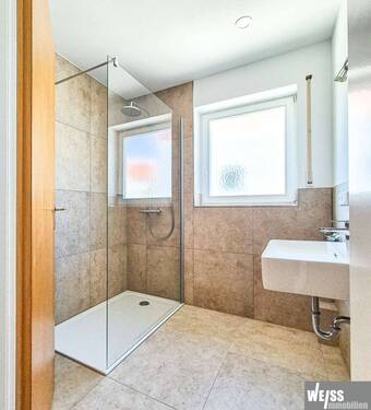 Bad mit Dusche - 