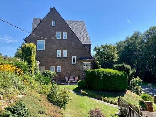 Seitenansicht mit Garten - 8 Zimmer Doppelhaushälfte in Lengenfeld