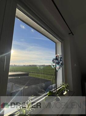 Blick zu den Wiesen - 2,5 Zimmer Wohnung im Dachgeschoss, Carport, Terrasse und Gartenanteil in Langniendorf zu mieten