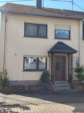 Bild 1 - Einfamilienhaus mit weiterem Haus