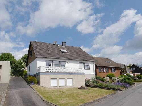 Vorderansicht Straßenseite - 7 Zimmer Einfamilienhaus in Mettmann