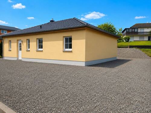 Aussen - Moderner Neubau-Bungalow mit Garten & Wärmepumpe - ideal für Familien
