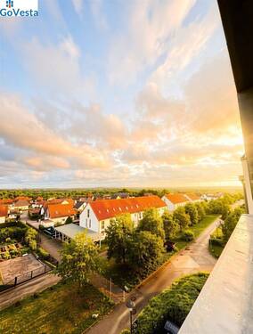 Blick von der Terrasse (Schönwetter Beispiel) - Dem Himmel so nah: Lichtdurchflutetes Dachgeschoss-Highlight mit Weitblick im Süden von Halle