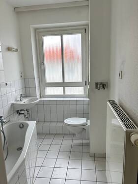 Tageslichtbad mit Wanne - 