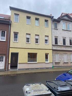 Hausnansicht Bild 2 - 3-Fam.-Haus in Arnstadt, 2 WE vermietet, 1 WE behindertengerecht mit ca. 100 m² Wfl. frei, Garten