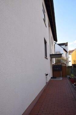 Hauseingang - 3 Zimmer Etagenwohnung in Oberasbach