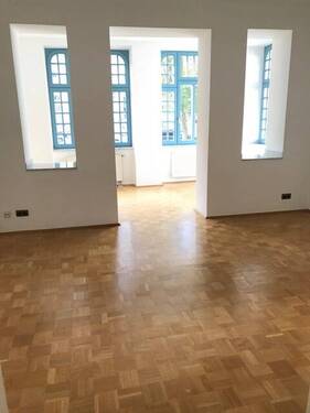 Wohnzimmer - IMPOSANTE WOHNUNG MIT WINTERGARTEN UND PARKETT