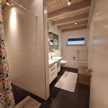 Bad mit Dusche und Badewanne - 