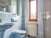 Gästebad mit Fenster - 