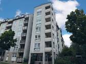Westansicht Gebäude - Gut geschnittene 2-Zimmerwohnung mit Loggia