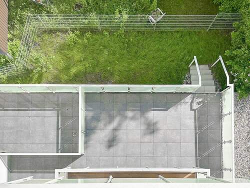 Große Terrasse mit Gartenzugang - 