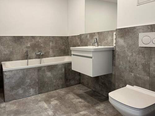 Badezimmer mit Badewanne - 