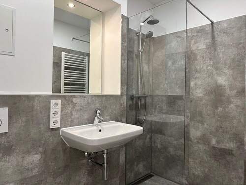 Badezimmer mit ebenerdiger Dusche - 