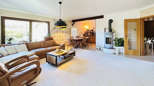 Wohnzimmer mit Essbereich und Kamin - Einfamilienhaus mit 124,80 m&sup2; in Güstrow zum Kaufen