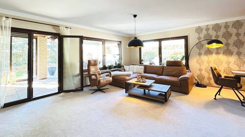 Wohnzimmer mit Zugang zum Wintergarten - 