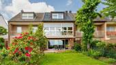 Hausansicht Rückseite - Großzügiges Reihenmittelhaus mit Einliegerwohnung, Wintergarten und Blick ins Grüne in Köln-Zündorf