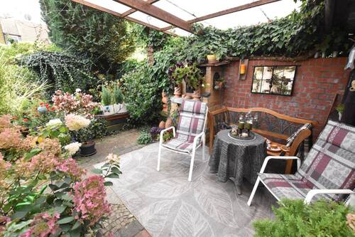 Sitzecke & Teich vorhanden - 