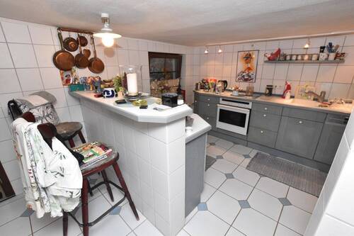 Küche im KG mit Einbauküche - 