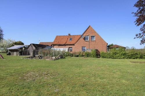 Ansicht Rückseite - Für Naturliebhaber und Selbstversorger: Saniertes Einfamilienhaus in Feldrandlage