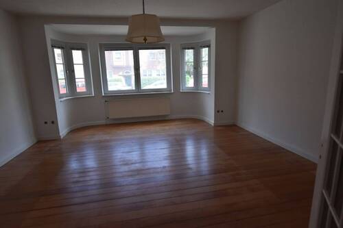 Wohnzimmer - Großzügige 4-Zimmerwohnung mit Wintergarten - Renovierung 2023