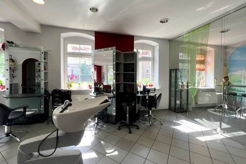 Großer Gewerberaum mit Glastrenntür - 