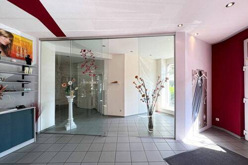 Glastür zum rechten Ladenteil - 