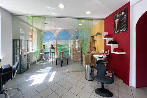 Hinterer Laden mit Durchgang zur Teeküche - 