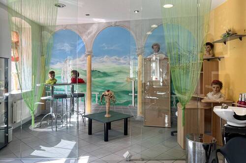 Mit Glasfront abgeteilter Ladenbereich - 